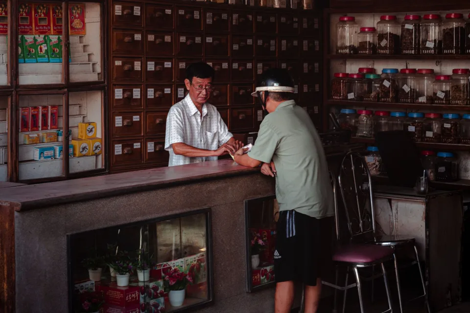 Khách mua thuốc cho trẻ nhỏ